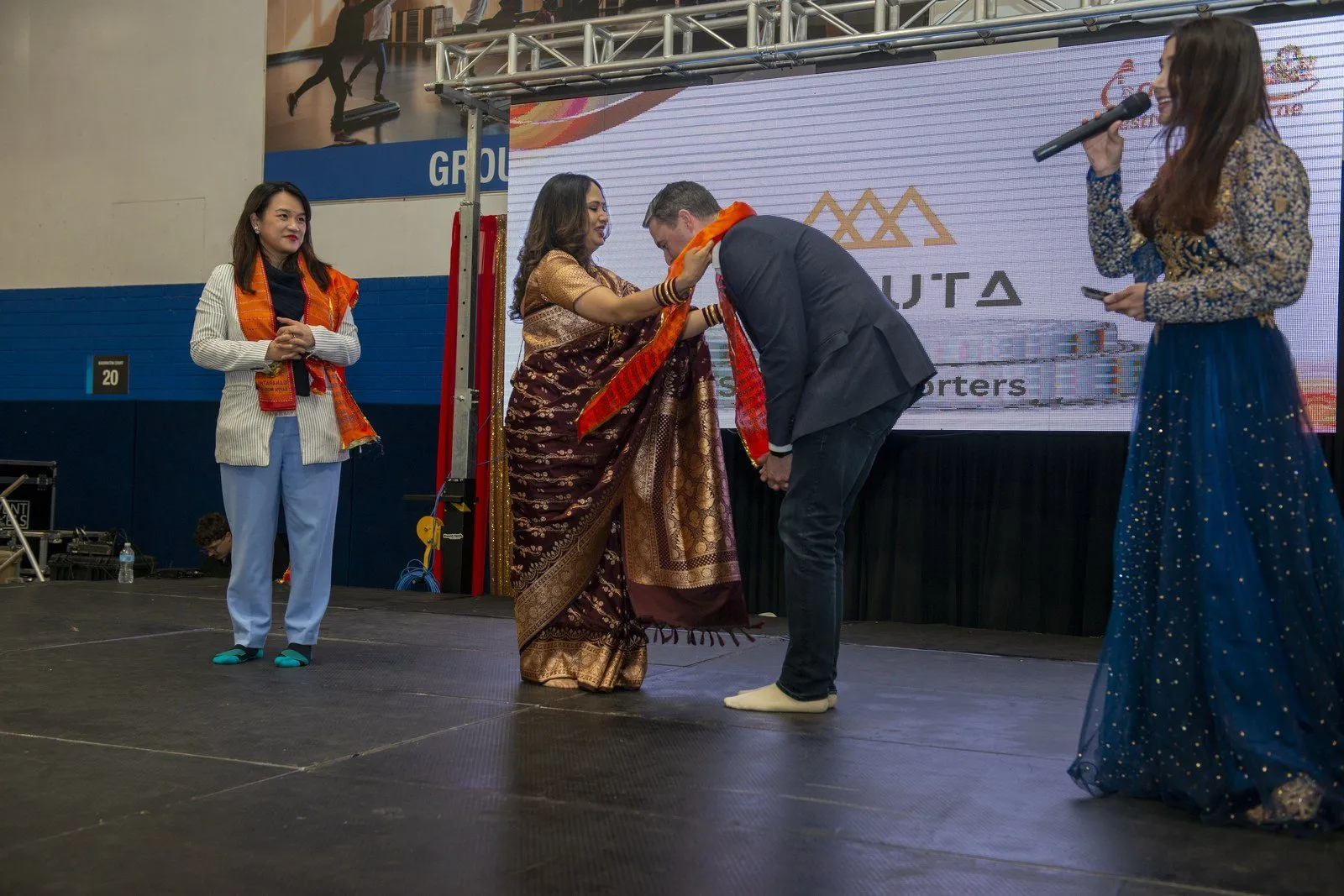Welcome on stage at an MBPCA community forum